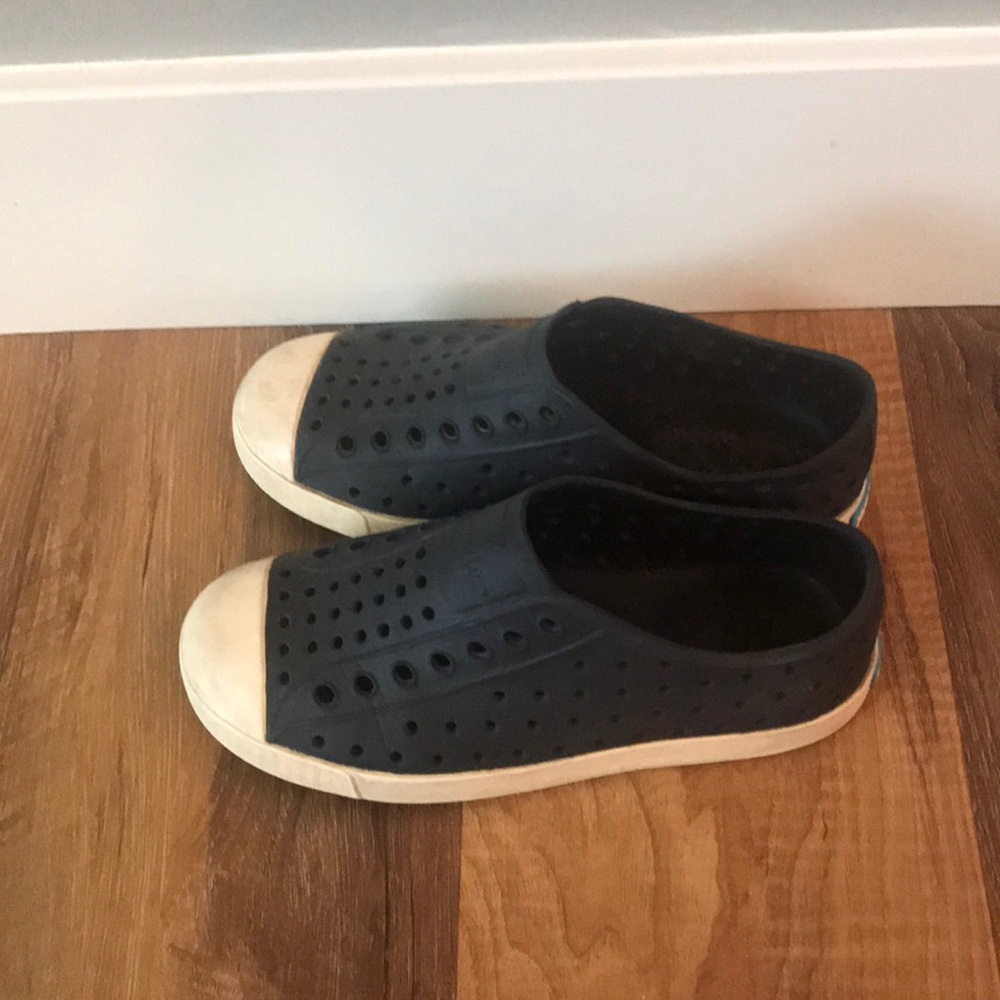 Native Shoes - Picture 2 of 6